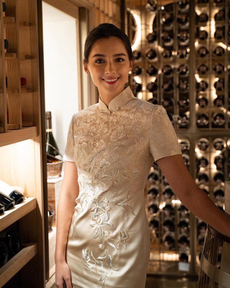 Tạ Gia Di vốn là y tá tại Scotland, bỗng rẽ hướng và trở thành Hoa hậu Hồng Kông.