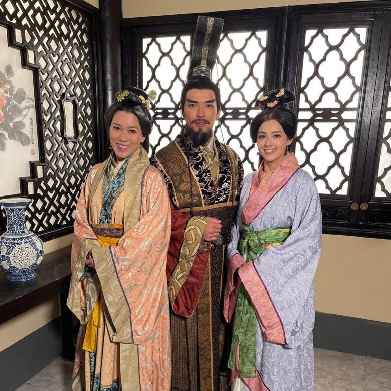 Người đẹp tích cực hoạt động nghệ thuật sau khi giành vương miện danh giá.