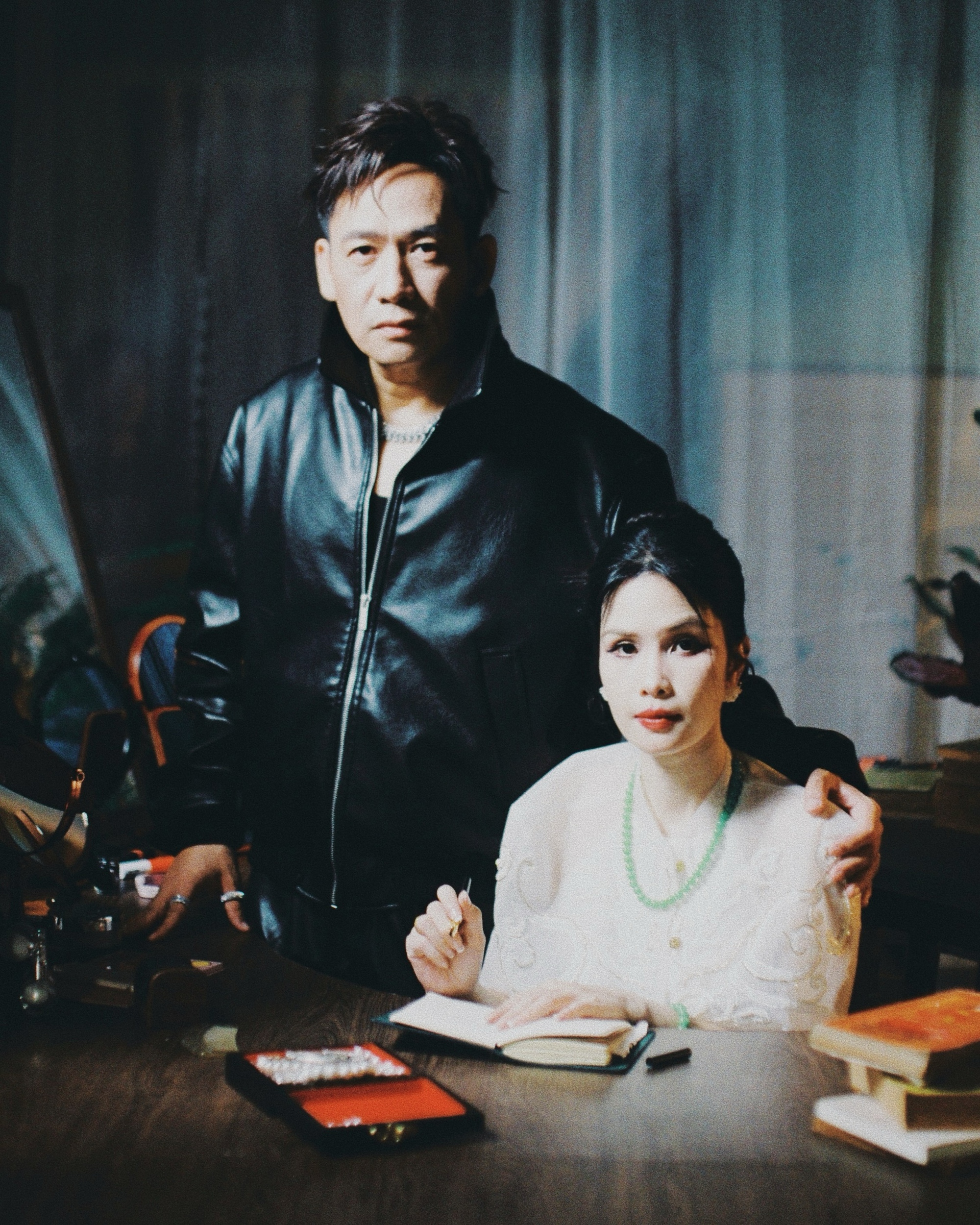 Vợ Duy Mạnh xuất hiện cùng quyển nhật ký kể lại đêm chờ chồng- Ảnh 2. Vợ Duy Mạnh xuất hiện cùng quyển nhật ký kể lại đêm chờ chồng- Ảnh 2.