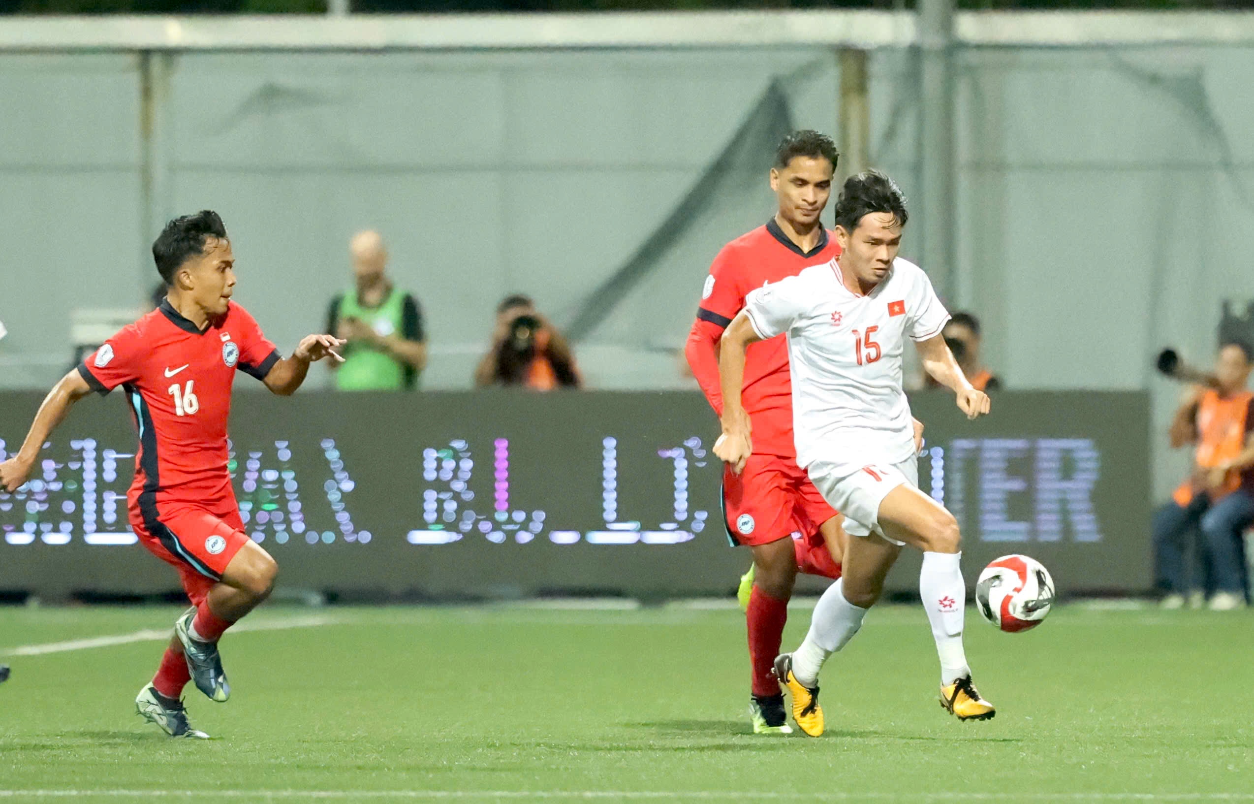 Nóng: Vĩ Hào khởi sắc, U.23 Việt Nam lo sốt vó vì Văn Trường nhập viện khẩn- Ảnh 3. Nóng: Vĩ Hào khởi sắc, U.23 Việt Nam lo sốt vó vì Văn Trường nhập viện khẩn- Ảnh 3.