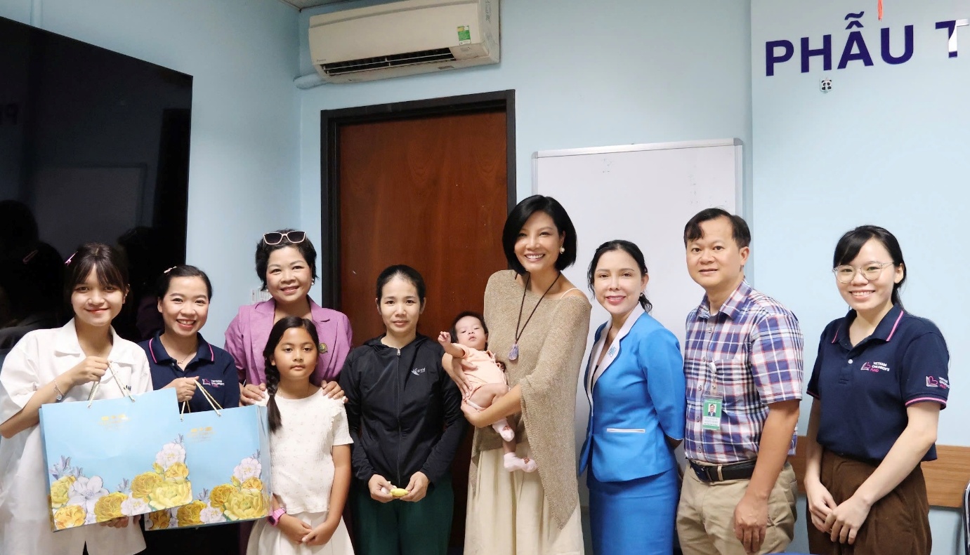 Doanh nhân Vũ Cẩm Nhung đại diện Tenamyd Cosmetic thăm các em bé mổ tim- Ảnh 2.