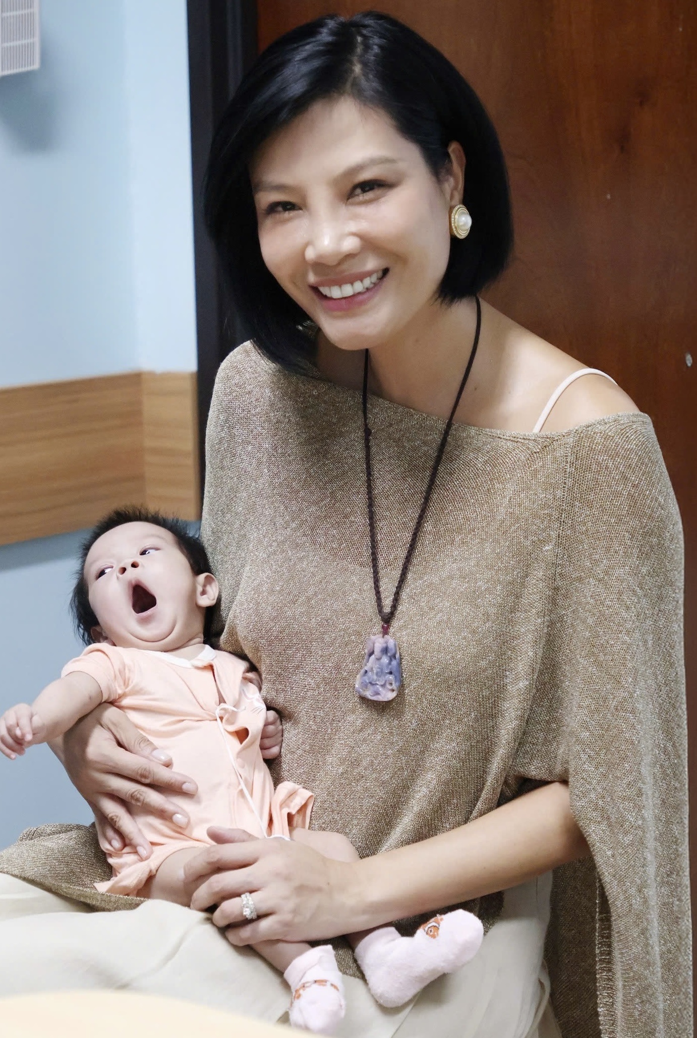 Doanh nhân Vũ Cẩm Nhung đại diện Tenamyd Cosmetic thăm các em bé mổ tim- Ảnh 4.