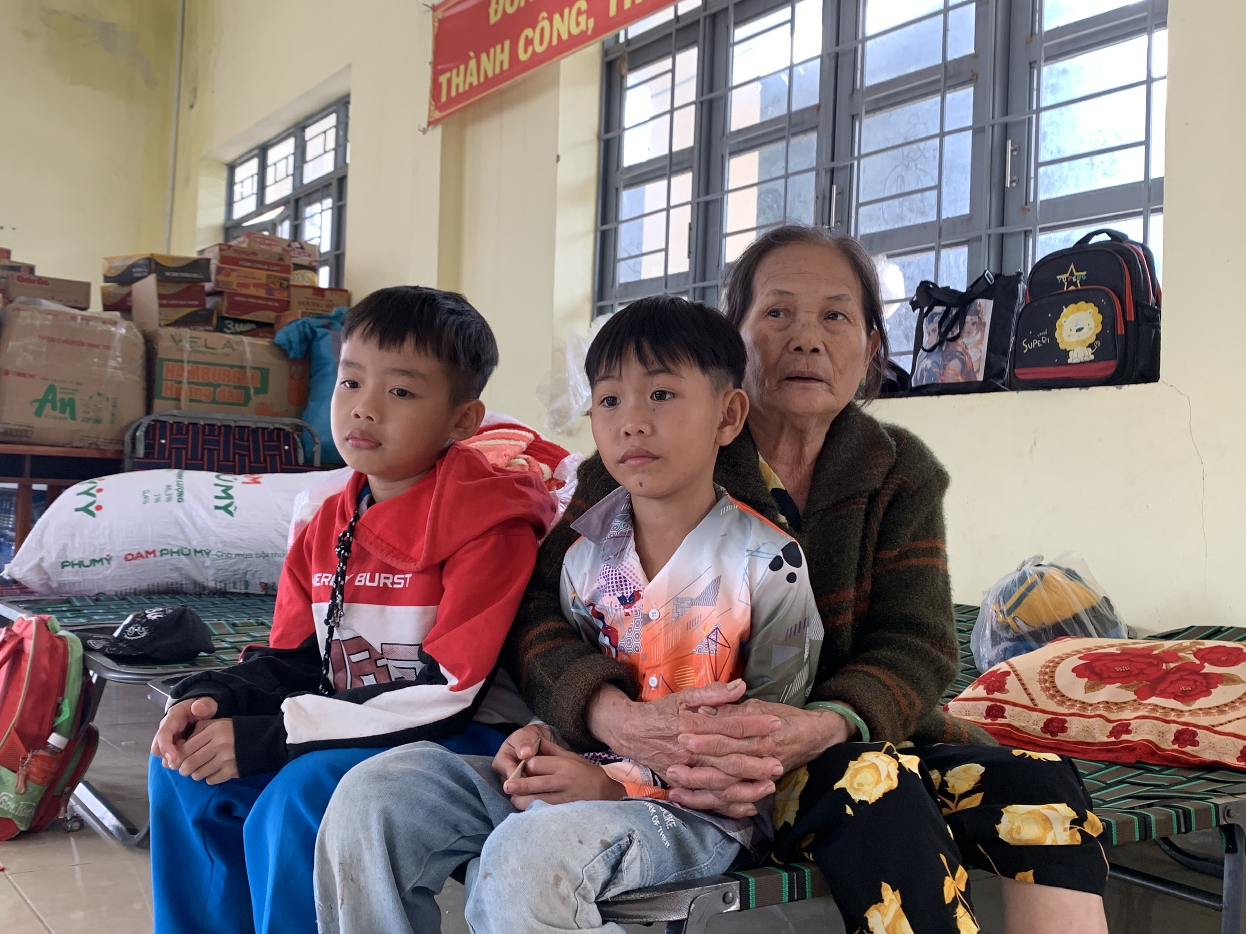 Đắk Lắk: Khẩn cấp di dời 13 hộ dân do sạt lở núi  - Ảnh 5.