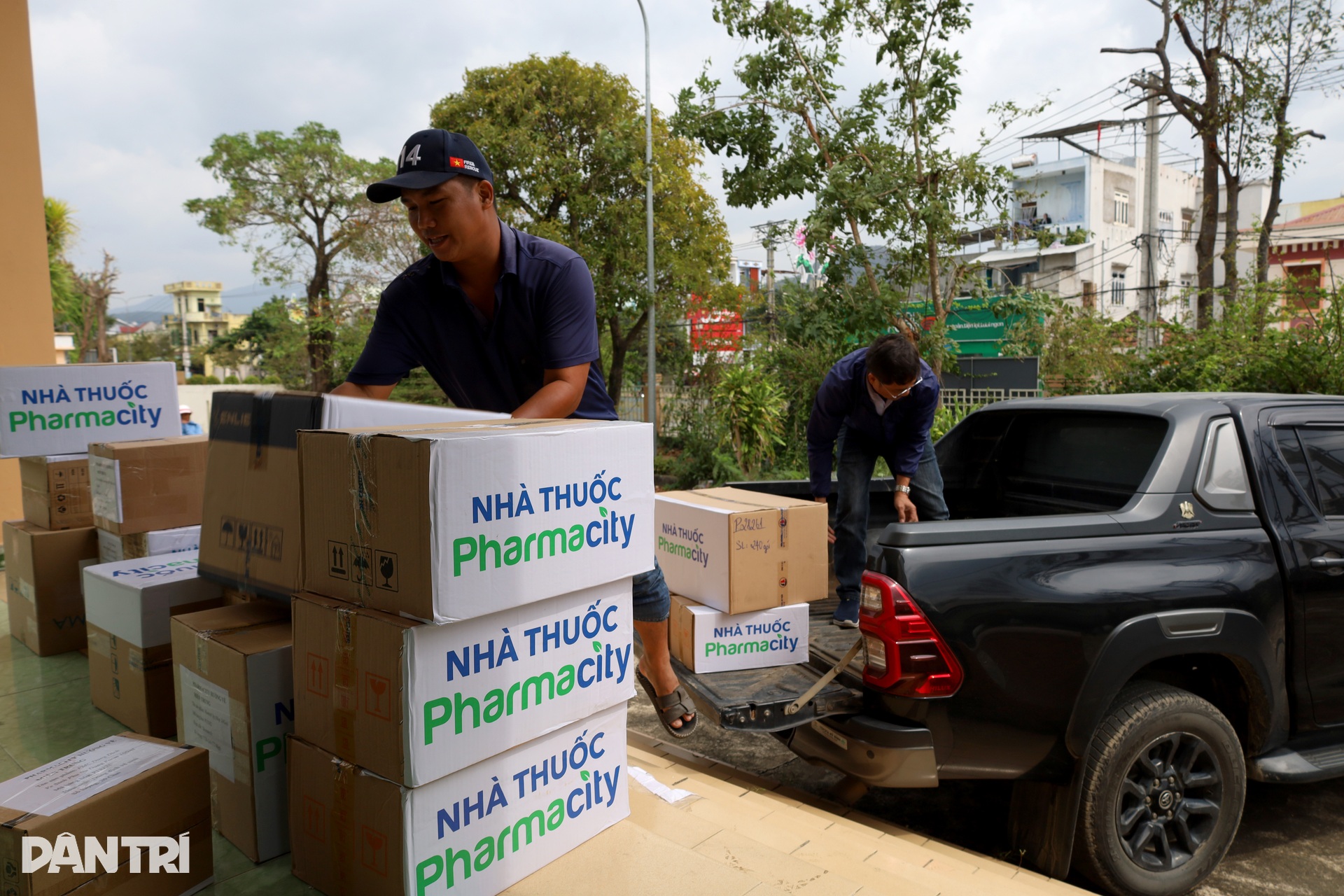 Chuyển gấp hơn 30.000 đơn vị thuốc thiết yếu đến người dân vùng lũ Đắk Lắk - 7