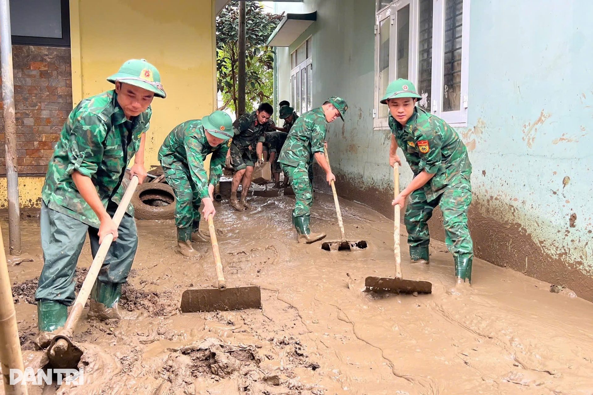 Chuyển gấp hơn 30.000 đơn vị thuốc thiết yếu đến người dân vùng lũ Đắk Lắk - 11