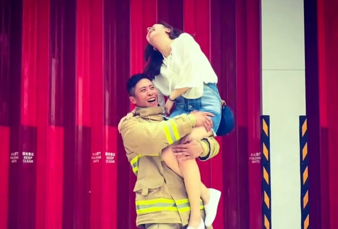 Lính cứu hỏa Ho Wai Ho và bạn gái. Ảnh: Instagram/Ho Wai Ho
