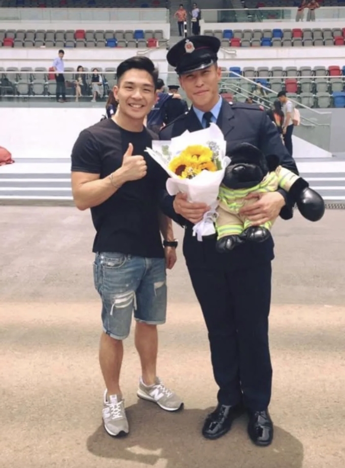 Ho Wai Ho (phải) chụp cùng bạn khi tốt nghiệp khóa học viện cứu hỏa. Ảnh: Threads/tracylam923