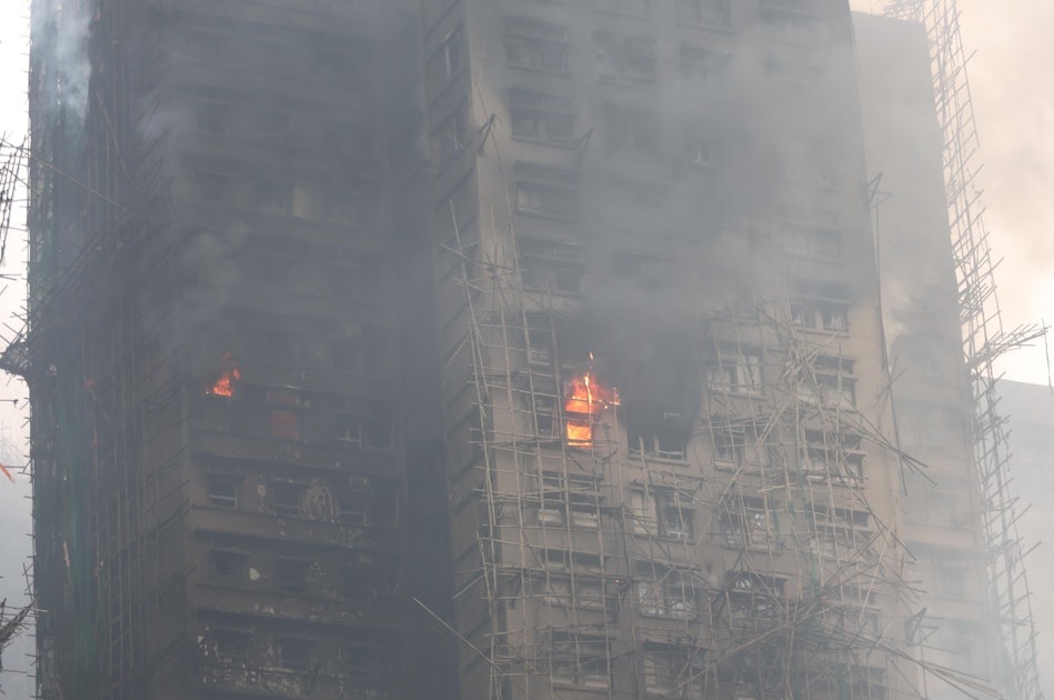 Cháy chung cư Hồng Kông: Những cuộc tự cứu trong tuyệt vọng - Ảnh 2. Cháy chung cư Hồng Kông: Những cuộc tự cứu trong tuyệt vọng - Ảnh 2.