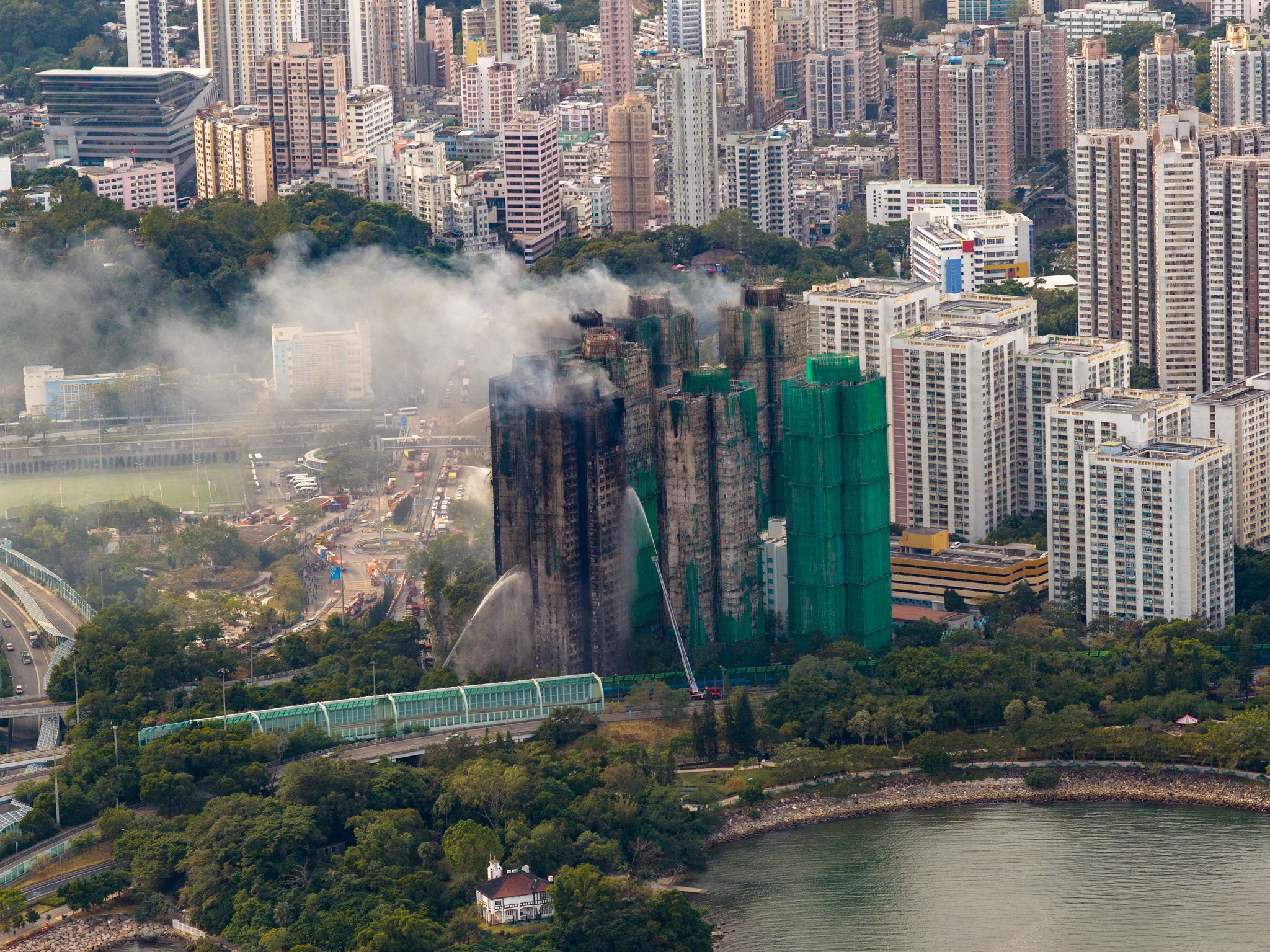 Cháy chung cư Hồng Kông: Những lời cầu cứu trong tuyệt vọng - Ảnh 5. Cháy chung cư Hồng Kông: Những cuộc tự cứu trong tuyệt vọng - Ảnh 5.