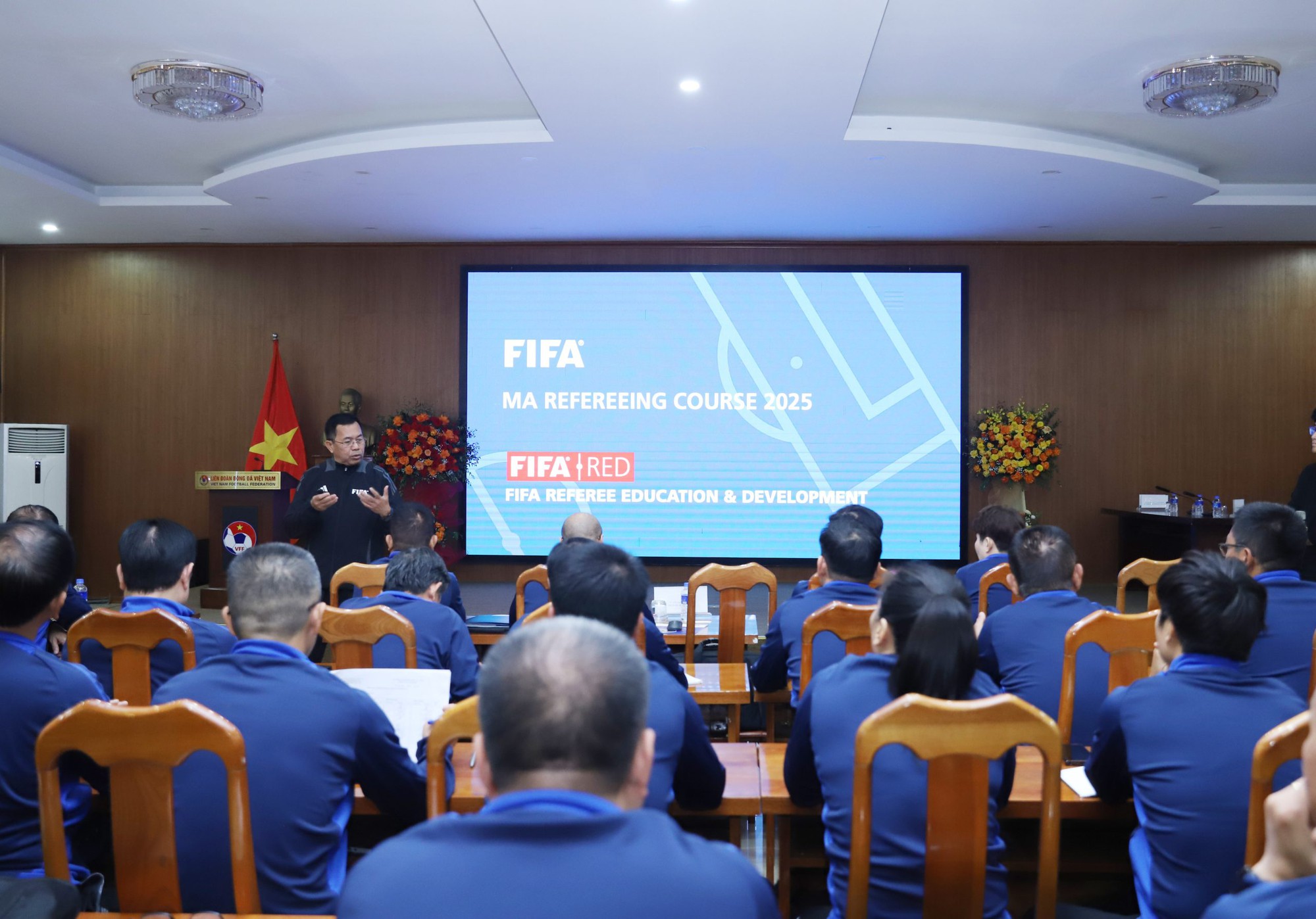 FIFA cử chuyên gia xịn sát cánh cùng VFF: Việt Nam có thêm 'vua áo đen' ở giải quốc tế- Ảnh 2. FIFA cử chuyên gia xịn sát cánh cùng VFF: Việt Nam có thêm 'vua áo đen' ở giải quốc tế- Ảnh 2.