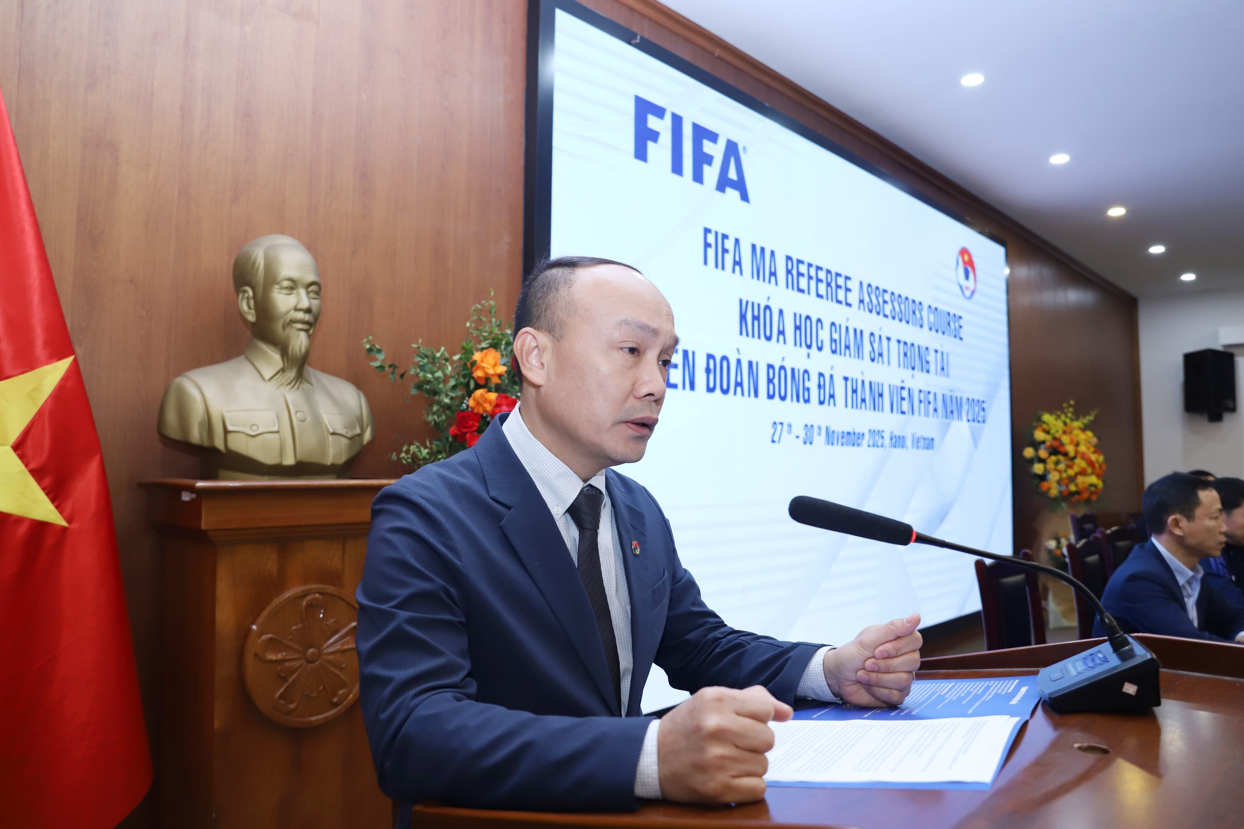 FIFA cử chuyên gia xịn sát cánh cùng VFF: Việt Nam có thêm 'vua áo đen' ở giải quốc tế- Ảnh 3. FIFA cử chuyên gia xịn sát cánh cùng VFF: Việt Nam có thêm 'vua áo đen' ở giải quốc tế- Ảnh 3.