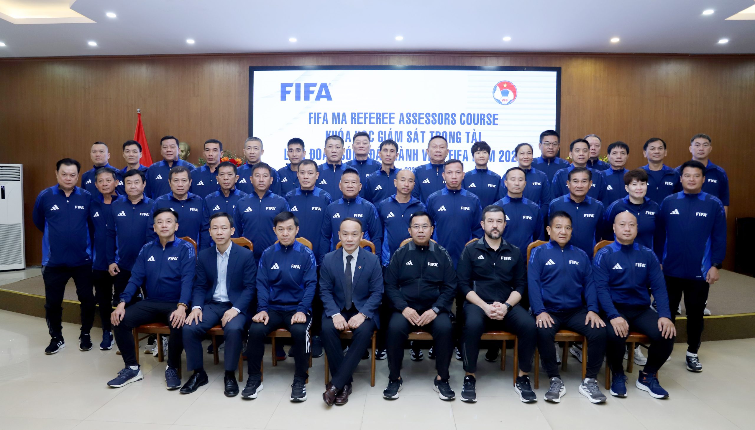 FIFA cử chuyên gia xịn sát cánh cùng VFF: Việt Nam có thêm 'vua áo đen' ở giải quốc tế- Ảnh 4. FIFA cử chuyên gia xịn sát cánh cùng VFF: Việt Nam có thêm 'vua áo đen' ở giải quốc tế- Ảnh 4.