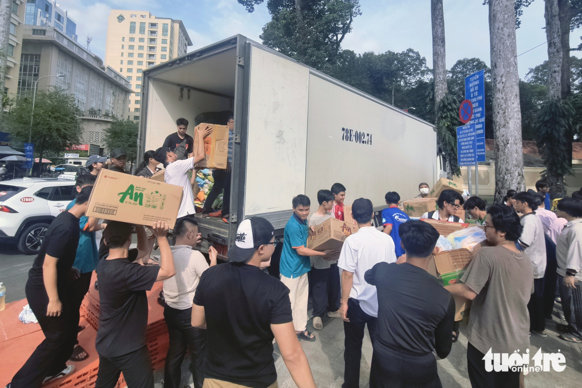 Nườm nượp người đến Cung Văn hóa Lao động TP.HCM phụ giúp sắp xếp, chuyển hàng hỗ trợ vùng lũ 4 tp.hcm - Ảnh 4.