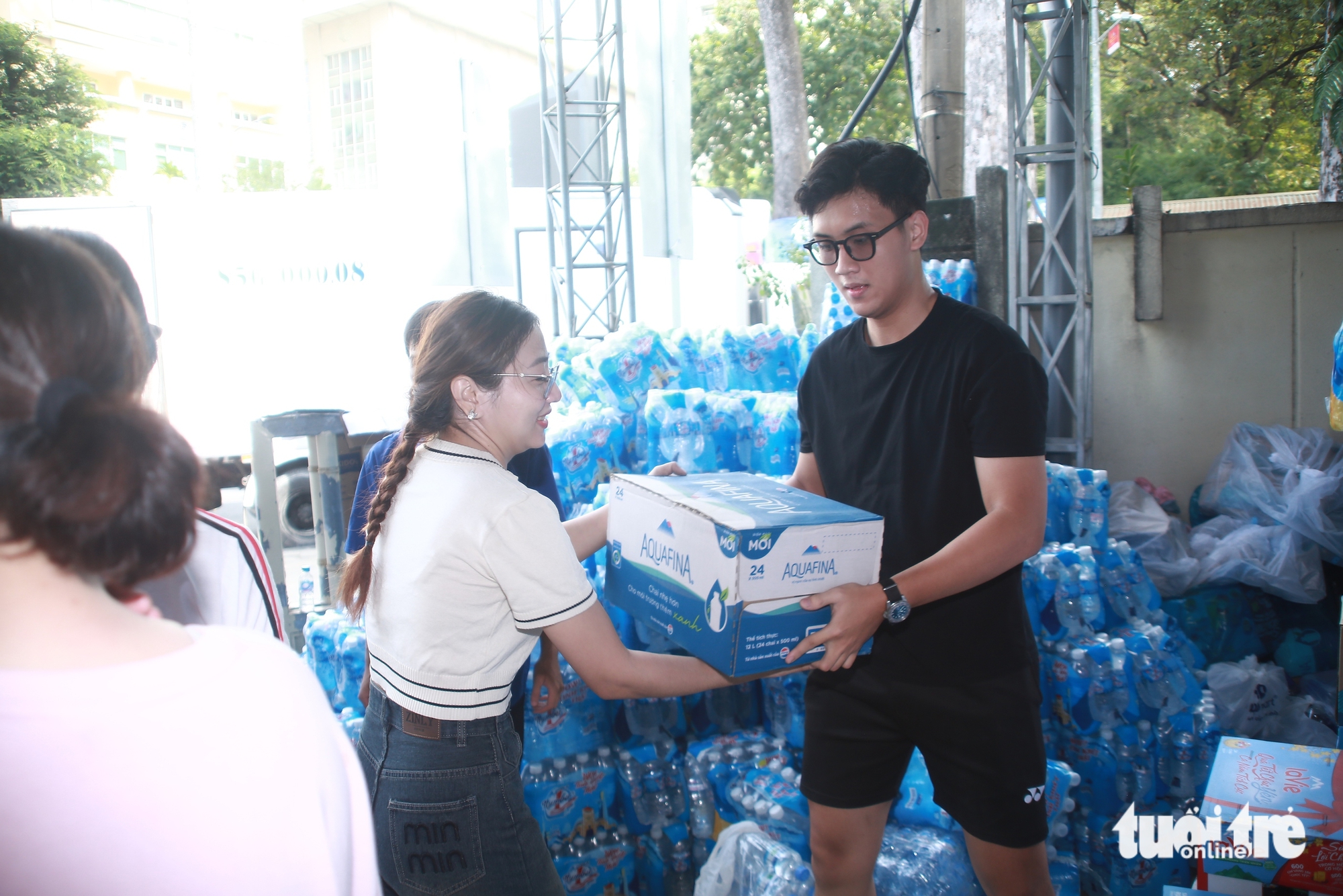 Nườm nượp người đến Cung Văn hóa Lao động TP.HCM phụ giúp sắp xếp, chuyển hàng hỗ trợ vùng lũ 5 tp.hcm - Ảnh 5.