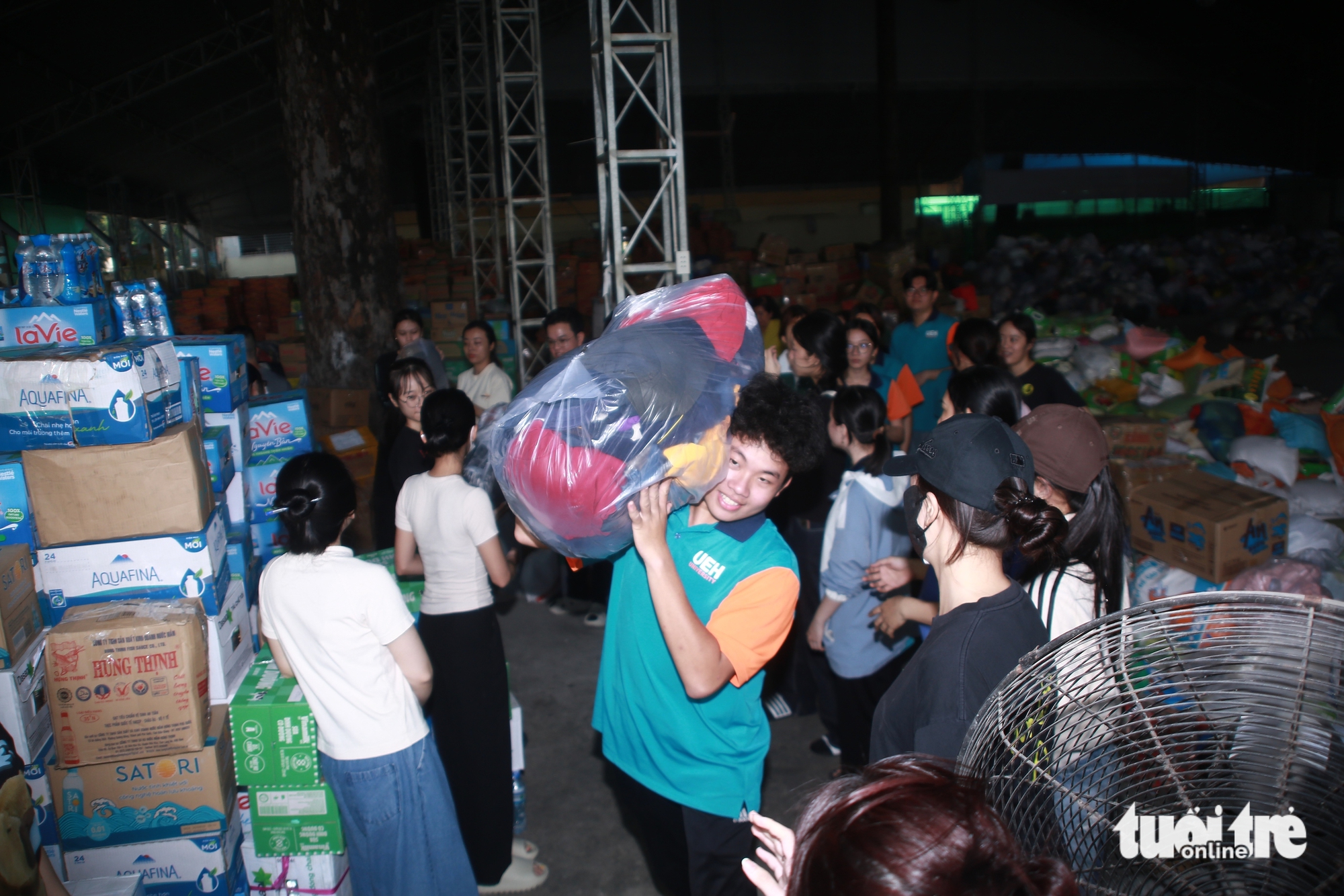 Nườm nượp người đến Cung Văn hóa Lao động TP.HCM phụ giúp sắp xếp, chuyển hàng hỗ trợ vùng lũ 6 tp.hcm - Ảnh 6.
