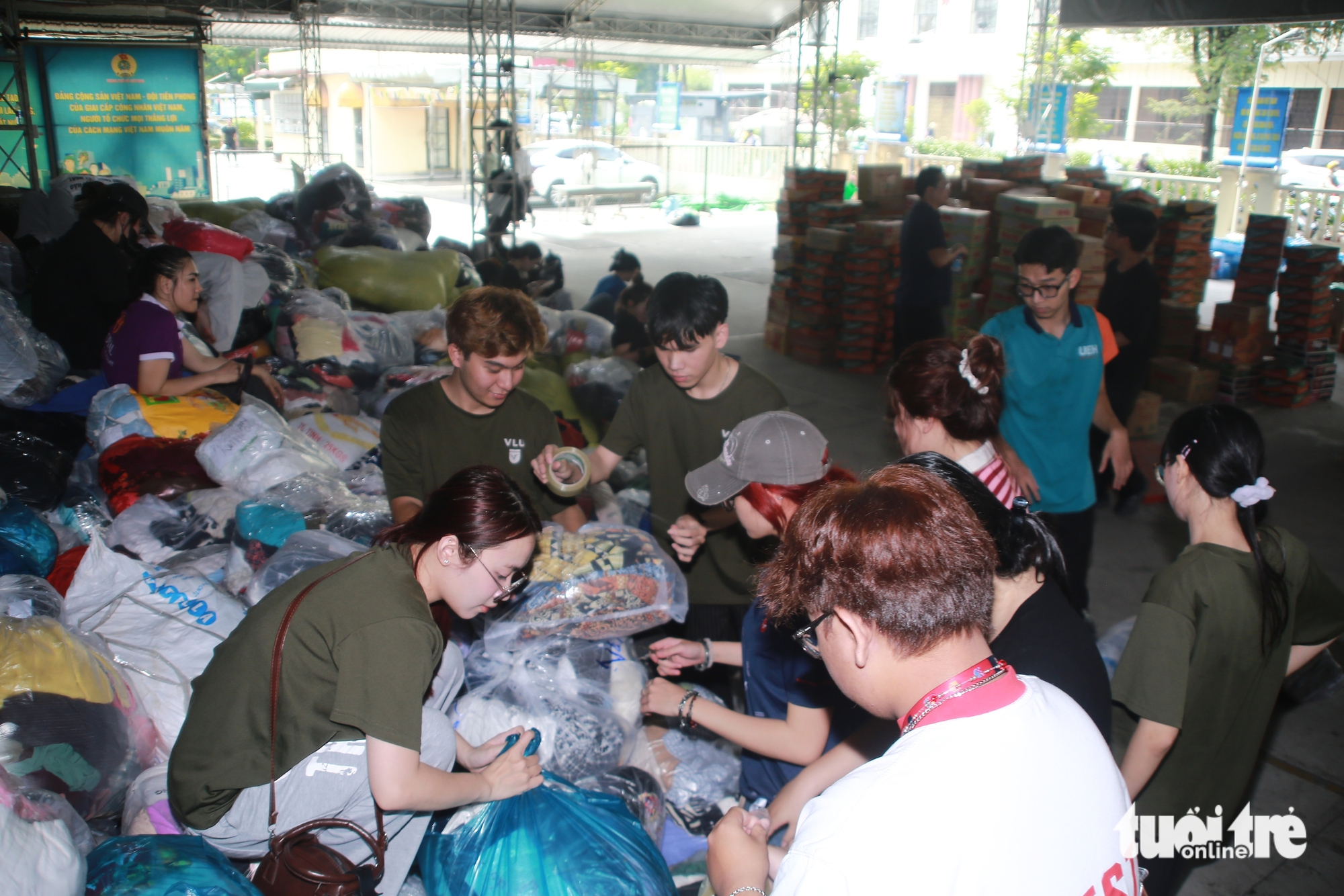 Nườm nượp người đến Cung Văn hóa Lao động TP.HCM phụ giúp sắp xếp, chuyển hàng hỗ trợ vùng lũ 7 Nườm nượp người đến Cung Văn hóa Lao động TP.HCM phụ giúp sắp xếp, chuyển hàng hỗ trợ vùng lũ - Ảnh 7.