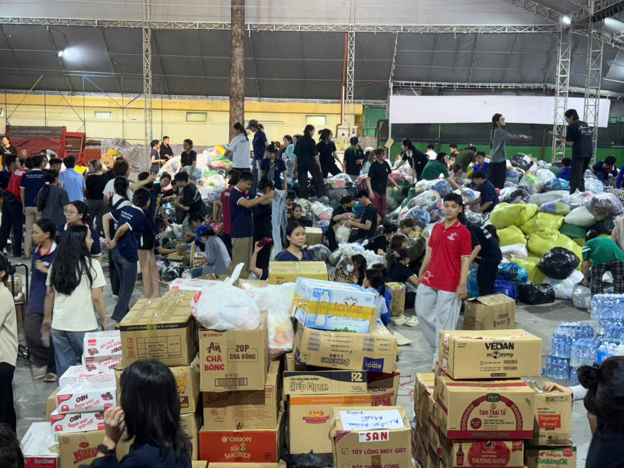 Nườm nượp người đến Cung Văn hóa Lao động TP.HCM phụ giúp sắp xếp, chuyển hàng hỗ trợ vùng lũ 8 tp.hcm - Ảnh 8.
