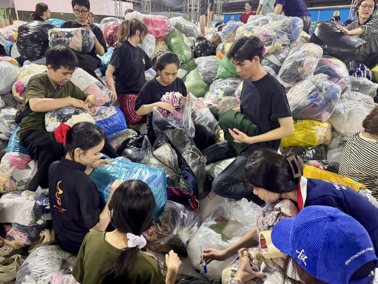 Nườm nượp người đến Cung Văn hóa Lao động TP.HCM phụ giúp sắp xếp, chuyển hàng hỗ trợ vùng lũ 9 tp.hcm - Ảnh 9.