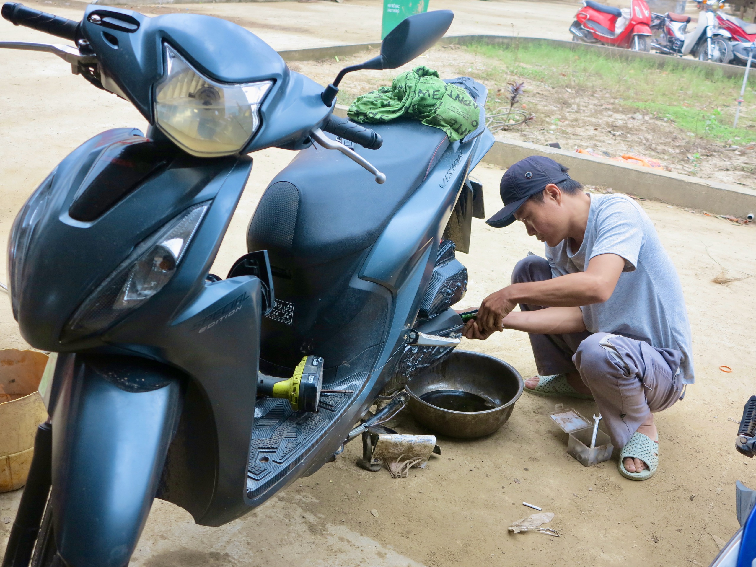 Đội sửa xe từ TP.HCM ra Phú Yên cũ giúp bà con vùng lũ, homestay ‘0 đồng’ cho các đoàn thiện nguyện 3 Đội sửa xe từ TP.HCM ra Phú Yên cũ giúp bà con vùng lũ, homestay ‘0 đồng’ cho các đoàn thiện nguyện - Ảnh 3.