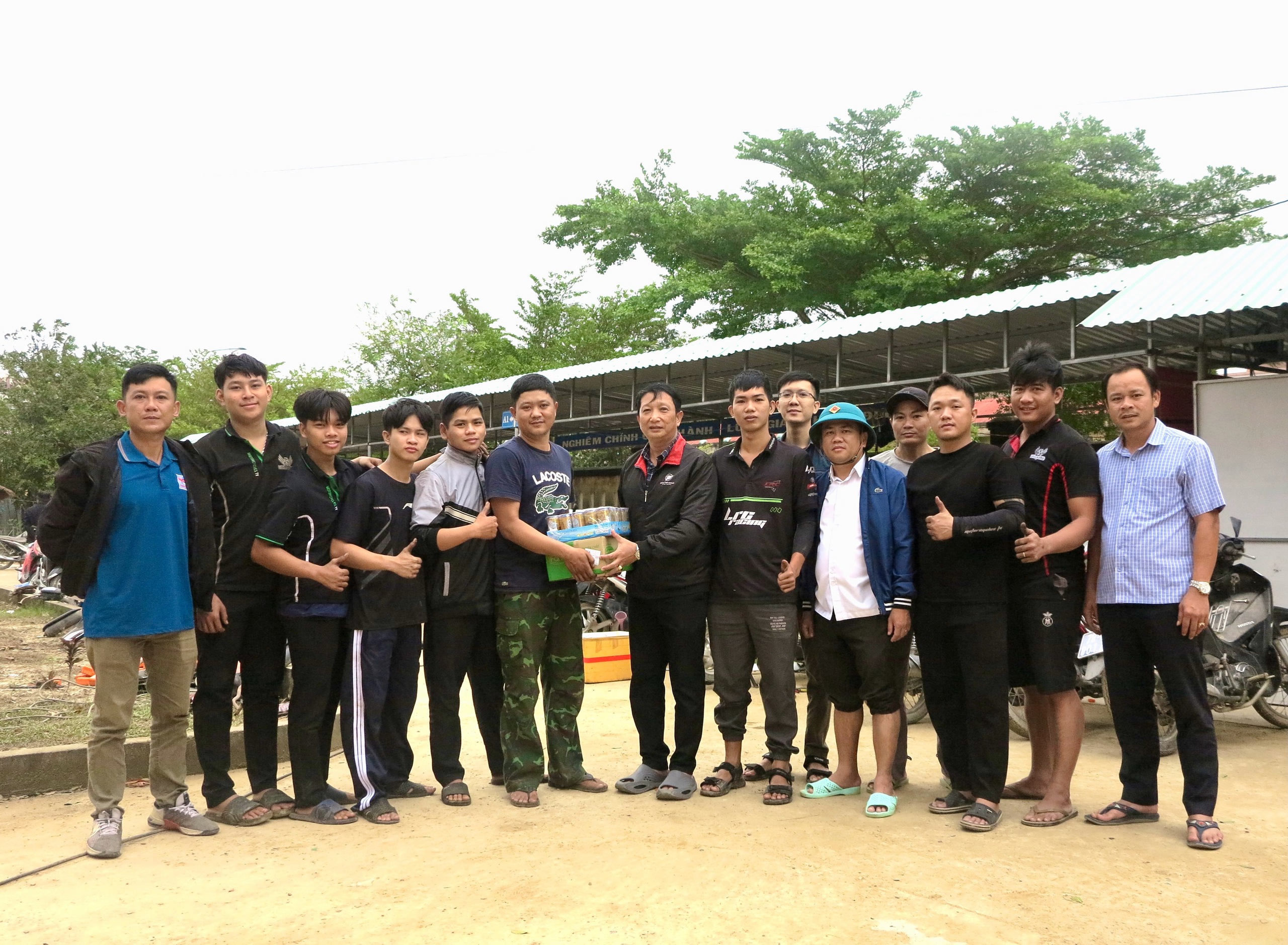 Đội sửa xe từ TP.HCM ra Phú Yên cũ giúp bà con vùng lũ, homestay ‘0 đồng’ cho các đoàn thiện nguyện 4 Đội sửa xe từ TP.HCM ra Phú Yên cũ giúp bà con vùng lũ, homestay ‘0 đồng’ cho các đoàn thiện nguyện - Ảnh 4.