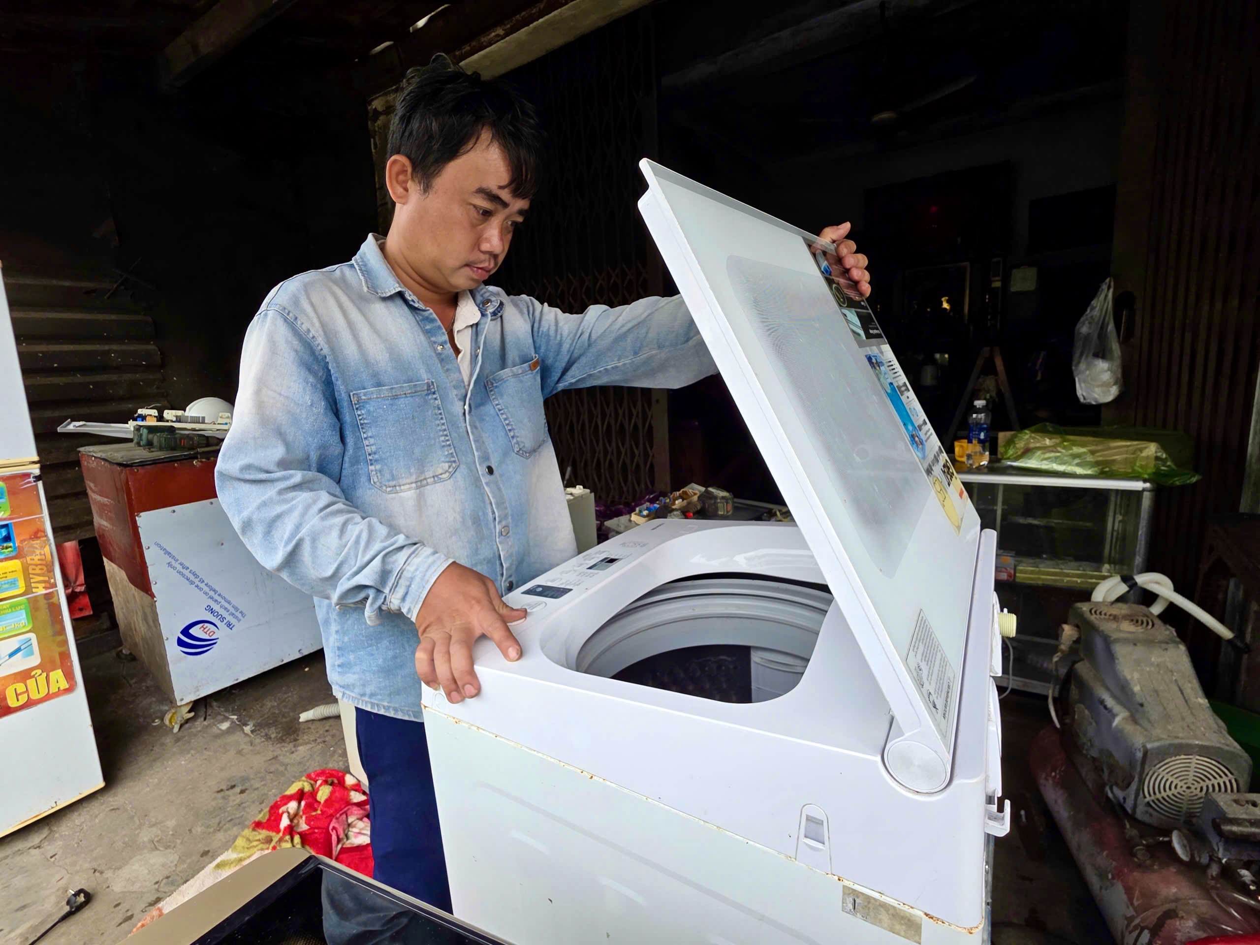 Đội sửa xe từ TP.HCM ra Phú Yên cũ giúp bà con vùng lũ, homestay ‘0 đồng’ cho các đoàn thiện nguyện 5 Phú Yên - Ảnh 5.