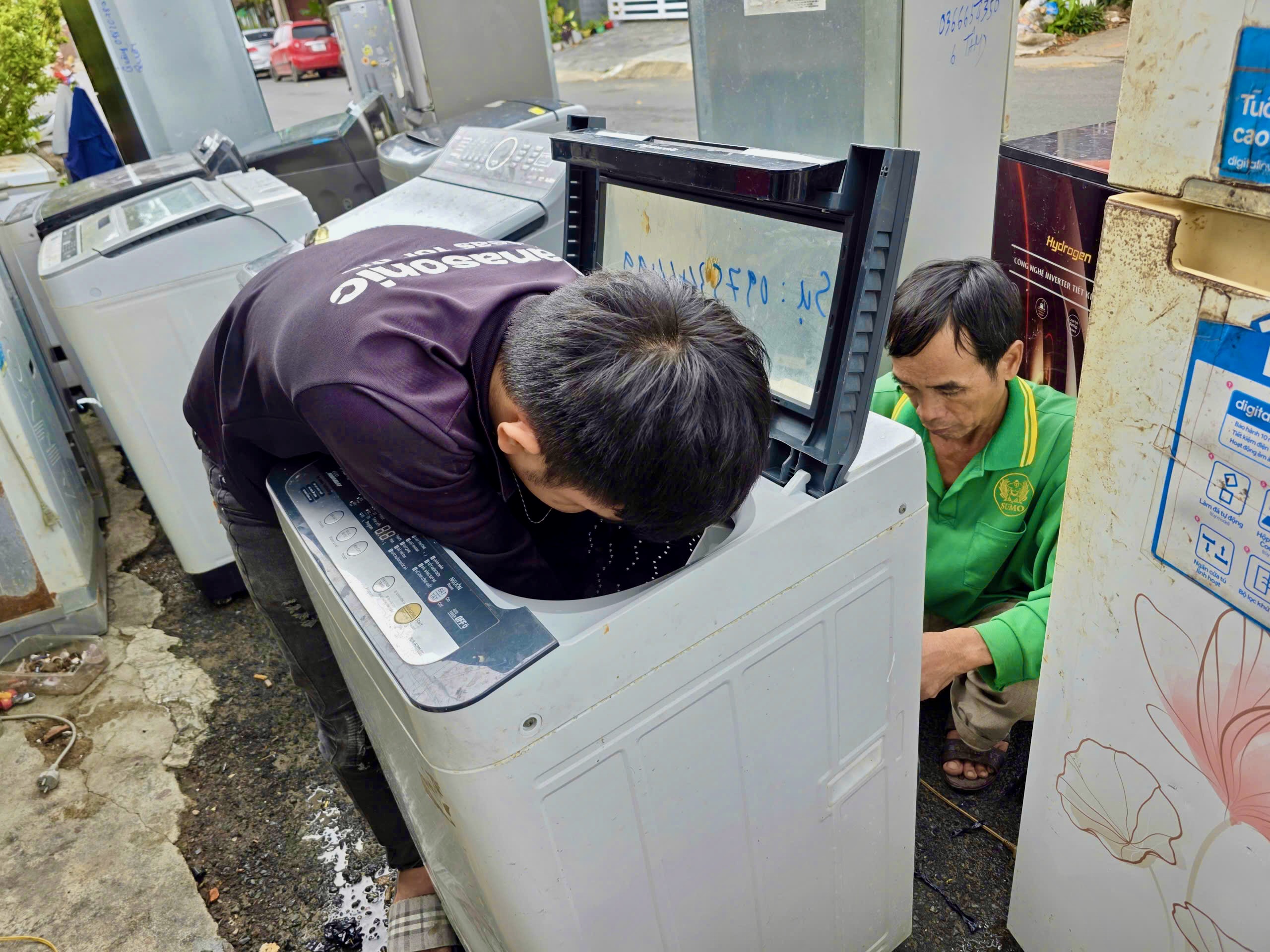 Đội sửa xe từ TP.HCM ra Phú Yên cũ giúp bà con vùng lũ, homestay ‘0 đồng’ cho các đoàn thiện nguyện 6 Phú Yên - Ảnh 6.