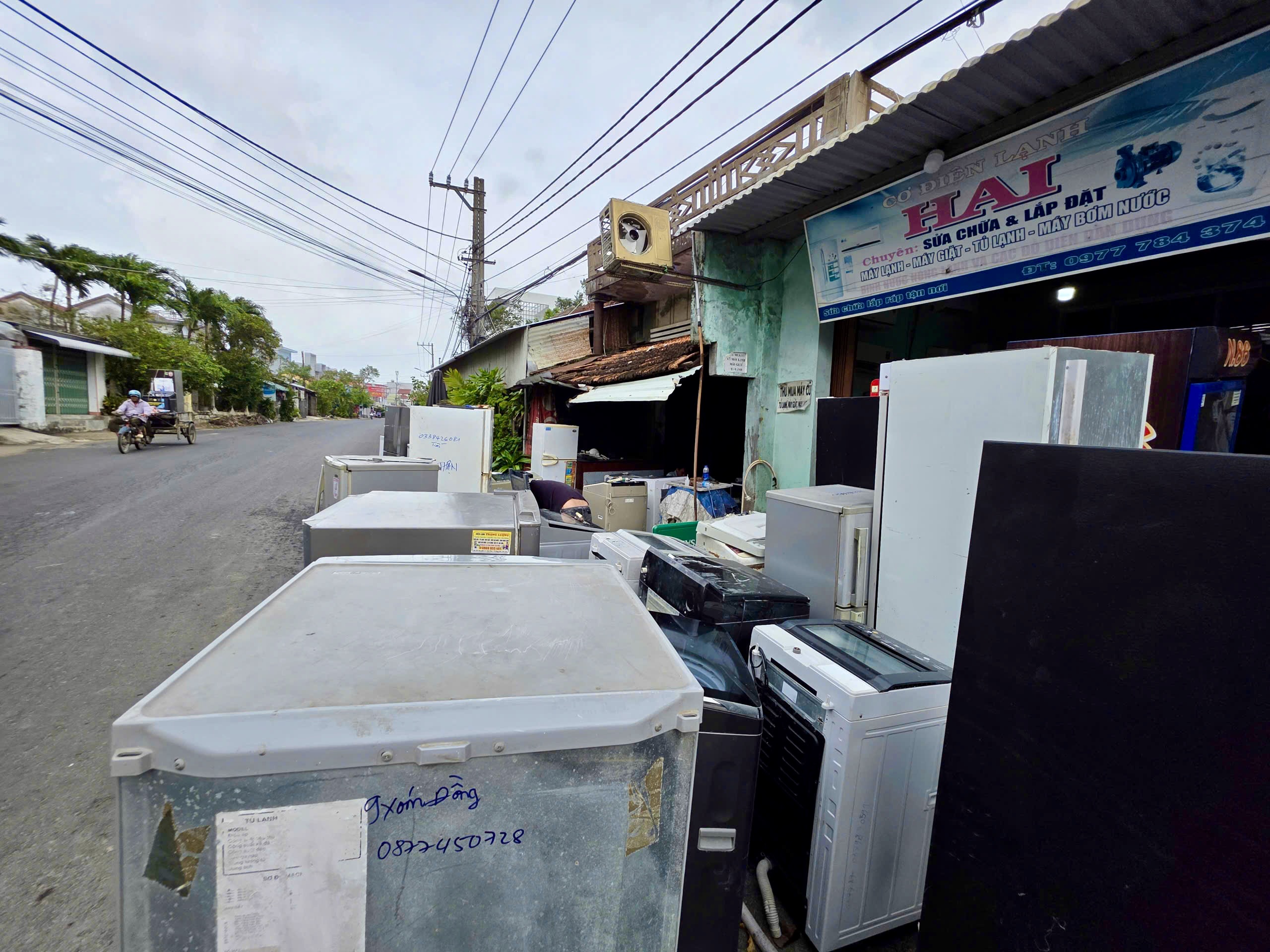 Đội sửa xe từ TP.HCM ra Phú Yên cũ giúp bà con vùng lũ, homestay ‘0 đồng’ cho các đoàn thiện nguyện 7 Phú Yên - Ảnh 7.