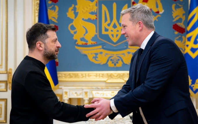 Bộ trưởng Driscoll gặp Tổng thống Ukraine Volodymyr Zelensky ở Kiev hôm 20/11. Ảnh: AFP