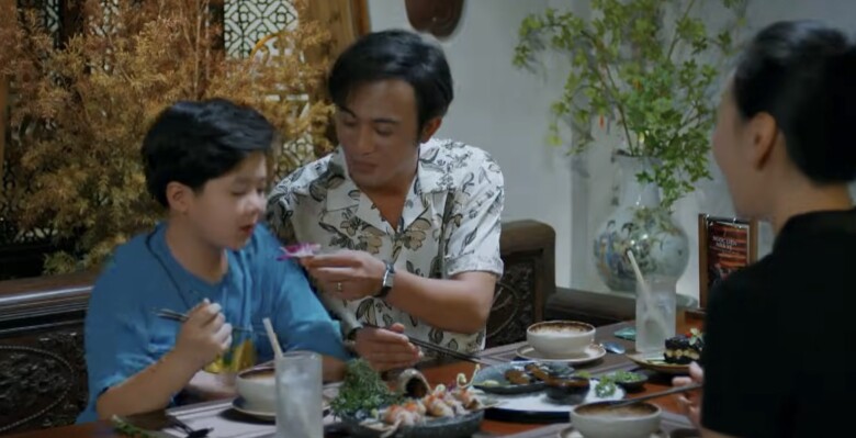 Mỹ Anh đưa Minh đi ăn cùng bố để bé vẫn cảm nhận được tình yêu thương của cả bố và mẹ.