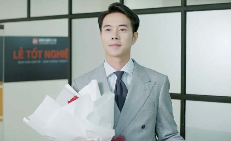 Dũng bất ngờ mang theo một bó hoa đến gặp Ngân vào ngày cô tốt nghiệp và cầu hôn thành công.