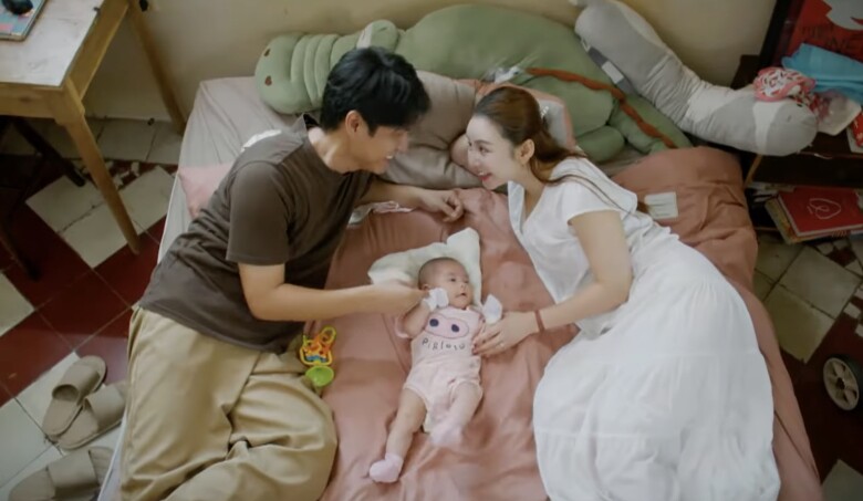 Bộ phim kết thúc khi hai vợ chồng Lam - Toàn đã trở thành những bậc cha mẹ, cùng nhau chăm con.