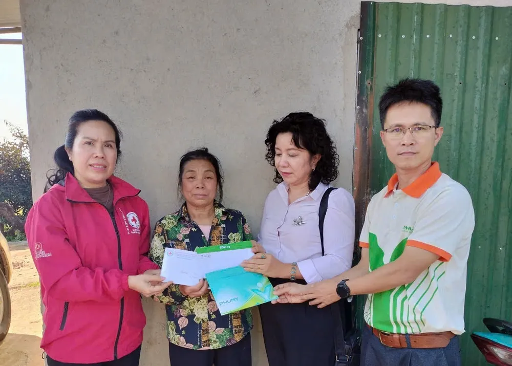 Hội Chữ thập đỏ tỉnh Lâm Đồng trao hỗ trợ cho gia đình có người tử vong qua vận động của Báo Pháp Luật TP.HCM. 500-ti-dong (3).jpg