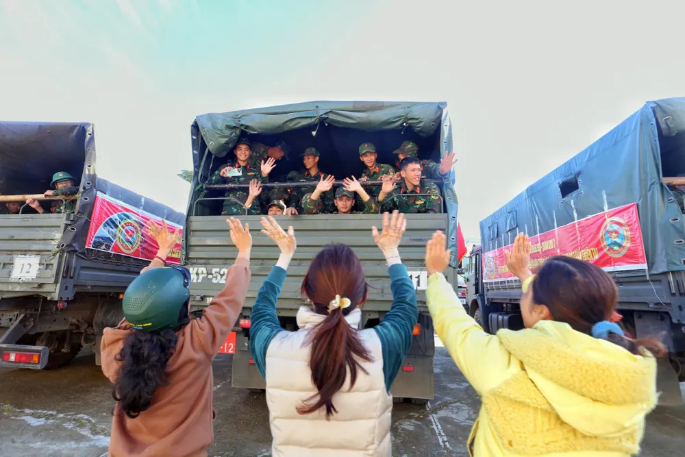 Người dân Lâm Đồng quyến luyến chia tay bộ đội Quân khu 7 đến hỗ trợ, giúp dân trong những ngày bị lũ lụt. 500-ti-dong (4).jpg