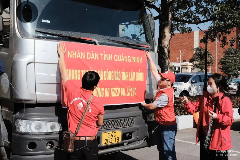 Nhiều chuyến xe nghĩa tình từ khắp nơi đã đến với Lâm Đồng. 500-ti-dong (5).jpg