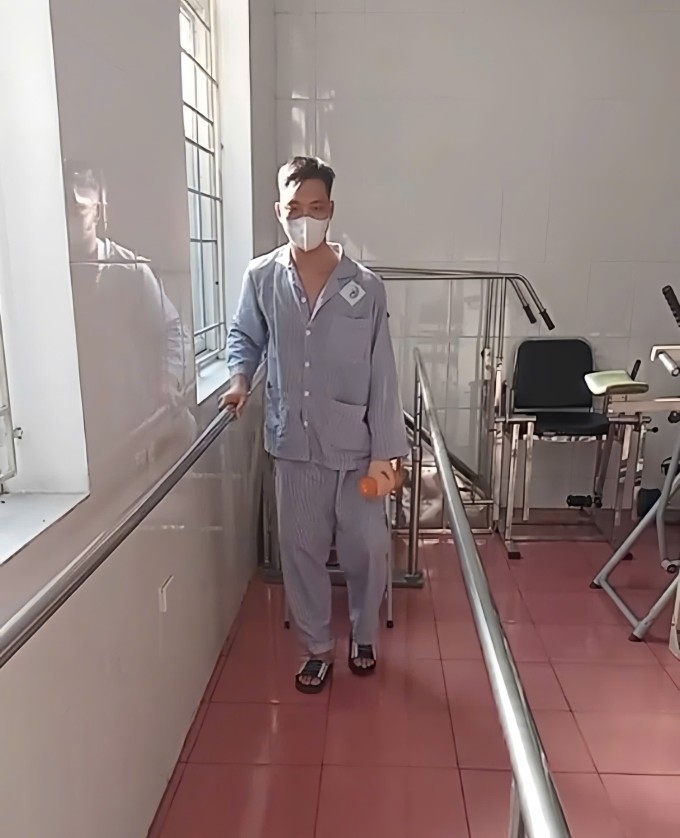 Hiếu đang trong quá trình tập phục hồi chức năng lâu dài. Ảnh: Nhân vật cung cấp