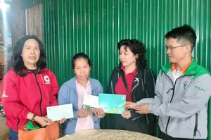 Báo Pháp Luật TP.HCM vận động trao quà hỗ trợ các gia đình gặp nạn do lũ ở Lâm Đồng