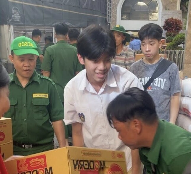 Subeo tự dùng tiền tiết kiệm ít ỏi làm từ thiện, "doanh nhân phố núi" Cường Đô La xúc động khi xem hình chụp trộm của con 2 Subeo tự trích tiền tiết kiệm để đi mua vật phẩm.