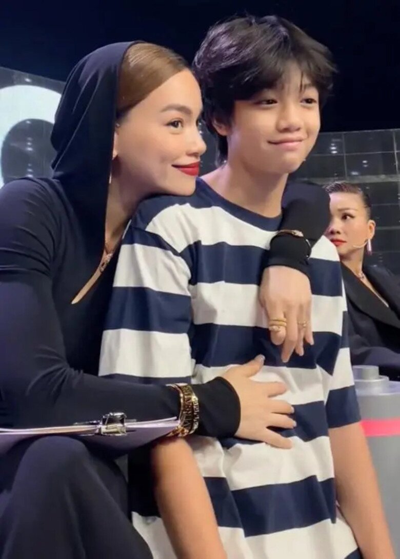 Subeo tự dùng tiền tiết kiệm ít ỏi làm từ thiện, "doanh nhân phố núi" Cường Đô La xúc động khi xem hình chụp trộm của con 4 Dù nhận được nhiều sự quan tâm nhưng Subeo khá kín tiếng.