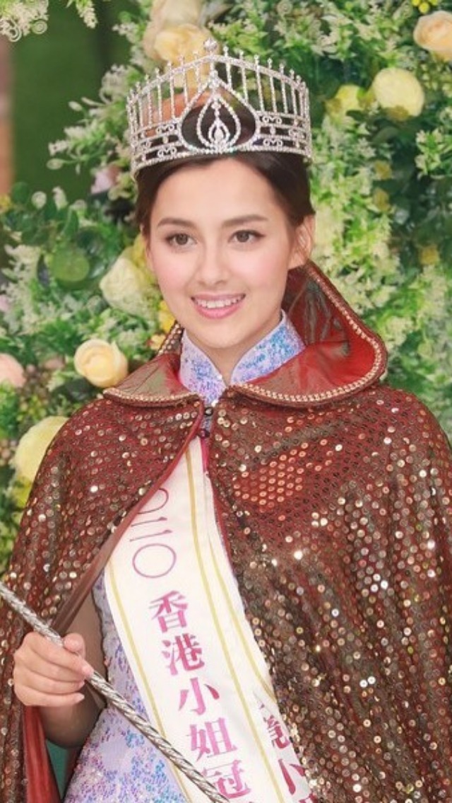 "Hoa hậu lai đẹp nhất showbiz" sốc nặng, khóc nghẹn tìm bà trong thảm họa cháy chung cư ở Hong Kong (Trung Quốc) 4 1764277797 120 Hoa hau lai dep nhat showbiz soc nang khoc nghen