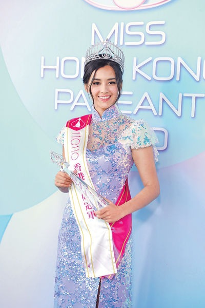 "Hoa hậu lai đẹp nhất showbiz" sốc nặng, khóc nghẹn tìm bà trong thảm họa cháy chung cư ở Hong Kong (Trung Quốc) 3 1764277797 752 Hoa hau lai dep nhat showbiz soc nang khoc nghen