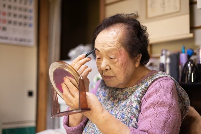 Cụ cụ Horino luôn bắt đầu ngày mới bằng việc trang điểm. Ảnh: Asahi Shimbun Publications