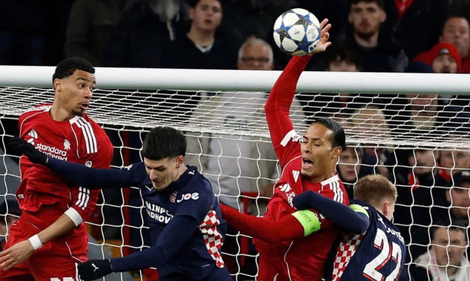 Tình huống Van Dijk dùng tay chơi bóng, khiến Liverpool chịu phạt đền trước PSV. Ảnh: Reuters