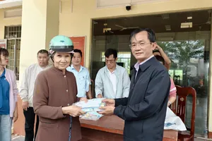 Báo Pháp Luật TP.HCM và bạn đọc mang hơn 1 tỉ đến vùng lũ, bà con mừng phát khóc