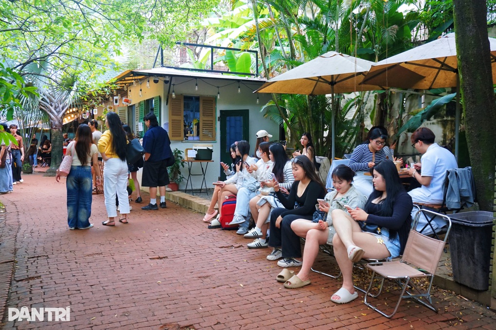 Quán xôi Bắc ở khu nhà giàu TPHCM gây sốt, khách đợi 1 tiếng mới có chỗ - 2