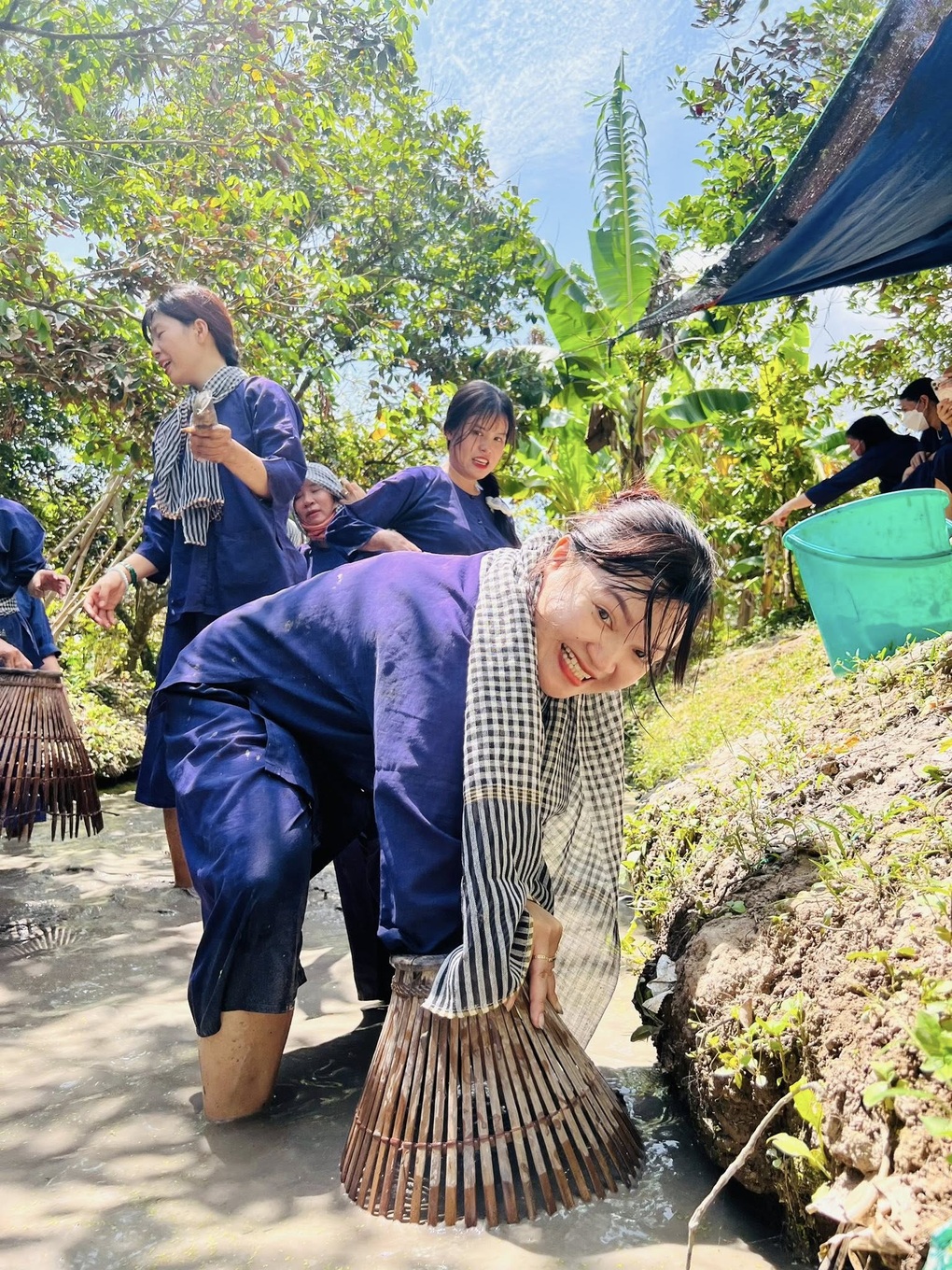 Du khách du lịch miền Tây: Tát mương, bắt cá, tìm lại vị quê xưa - 4