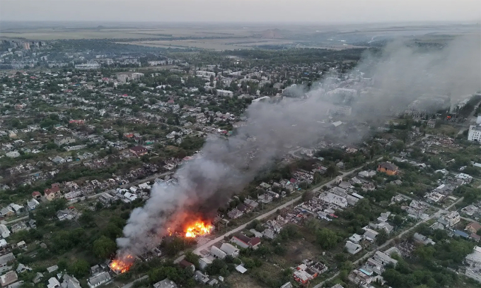 Đám cháy tại một khu dân cư thuộc thành phố Pokrovsk, tỉnh Donetsk ngày 31/8. Ảnh: Suspilne