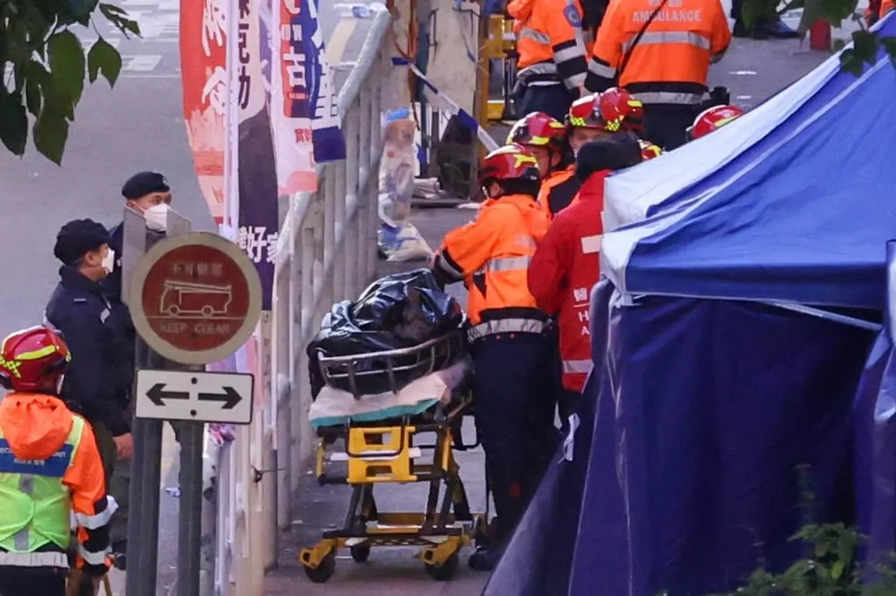 Lực lượng cứu hỏa làm việc tại hiện trường. Ảnh: SCMP