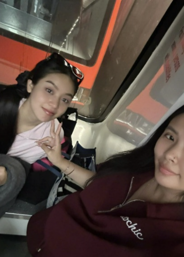 Trước đó, hồi 7/2025, trong chuyến sang Mỹ để thực hiện sứ mệnh Hoa hậu, Thanh Thủy gây chú ý khi lộ hình ảnh ăn mặc đơn giản và để mặt mộc hoàn toàn tại sân bay. Một số người cho rằng hình ảnh kém chỉn chu của người đẹp là không phù hợp vì cô là một hoa hậu đang đương nhiệm. Phần lớn netizen lại cho rằng việc lên đồ, make-up khi đi máy bay là điều không cần thiết, miễn thoải mái là được.