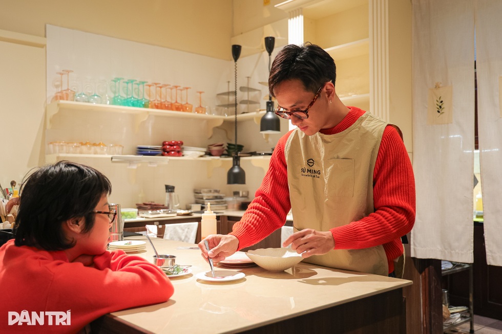 Khách Tây chắp tay... cúi đầu cảm ơn vì quán ăn ở Hà Nội bán đồ quá ngon - 3