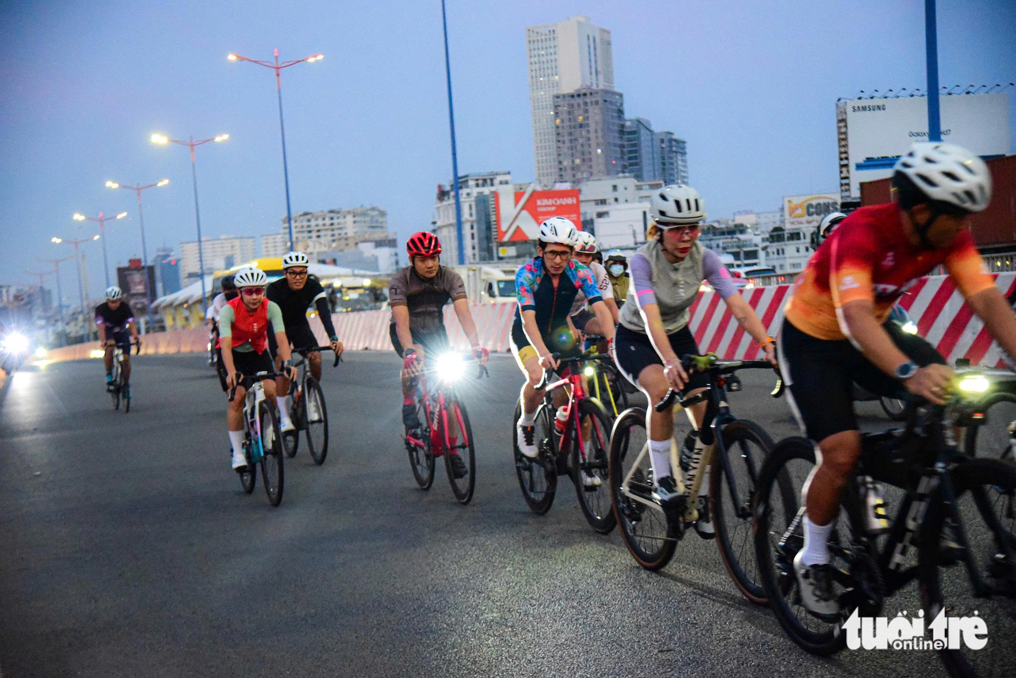 Người dân thích thú khi tiết trời TP.HCM lạnh 19 độ C 3 lạnh - Ảnh 3.